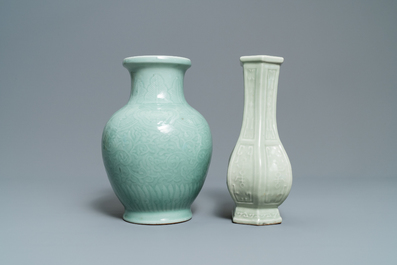 Twee Chinese monochrome celadon vazen, 19/20e eeuw
