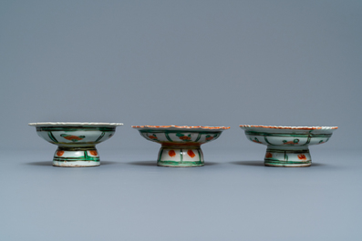 Een Chinese famille rose theepot, een dekselkom en drie Bencharong tazzas, 19e eeuw