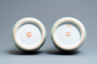 Deux paires de vases en porcelaine de Chine famille rose, marques de Qianlong, R&eacute;publique