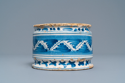 Un albarello en fa&iuml;ence de Delft en bleu et blanc &agrave; d&eacute;cor g&eacute;om&eacute;trique, 2&egrave;me quart du 17&egrave;me
