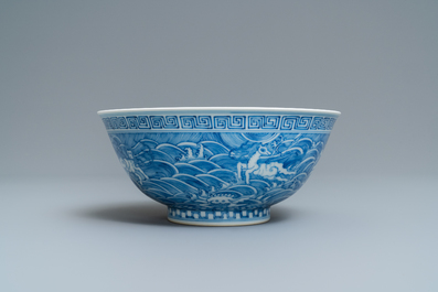 Een Chinese blauw-witte kom met mythische dieren, Guangxu merk, 19/20e eeuw