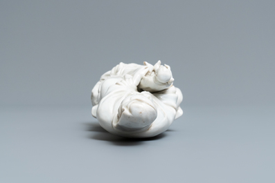 Une figure de Guanyin &agrave; l'enfant en porcelaine blanc de Chine de Dehua, Kangxi