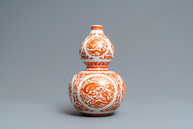 Un vase de forme double gourde en porcelaine de Chine rouge de fer et dor&eacute;, marque de Qianlong, R&eacute;publique