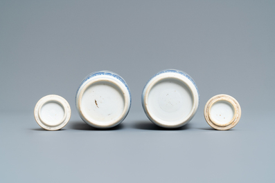 Een paar Chinese blauw-witte dekselvazen, Kangxi