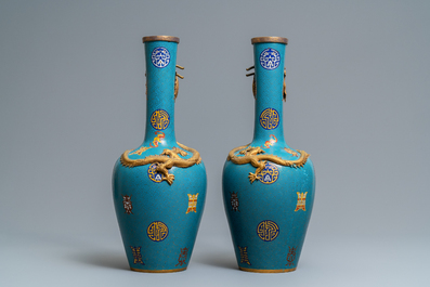 Une paire de vases de forme bouteille en &eacute;maux cloisonn&eacute;s, 19&egrave;me