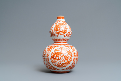 Un vase de forme double gourde en porcelaine de Chine rouge de fer et dor&eacute;, marque de Qianlong, R&eacute;publique