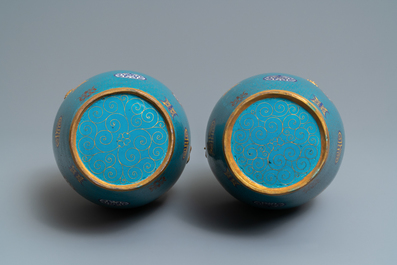Une paire de vases de forme bouteille en &eacute;maux cloisonn&eacute;s, 19&egrave;me