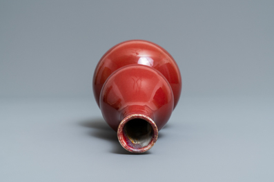 Een Chinese monochrome sang de boeuf kalebasvormige vaas, Qianlong merk, 19/20e eeuw