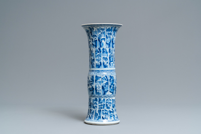 Un vase de forme gu en porcelaine de Chine en bleu et blanc, Kangxi