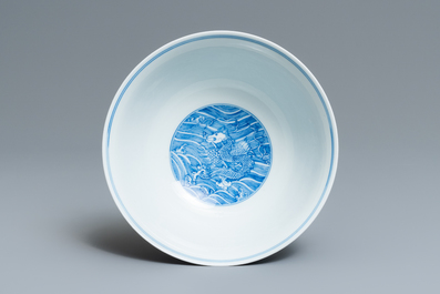 Een Chinese blauw-witte kom met mythische dieren, Guangxu merk, 19/20e eeuw