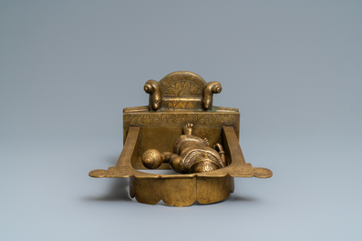 Een verguld bronzen figuur van een tempelwachter, Nepal, 19e eeuw