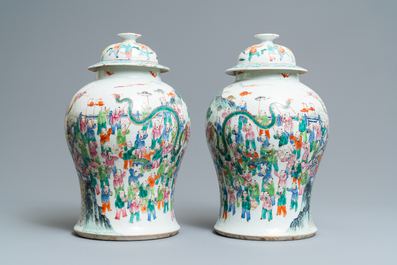 Une paire de vases couverts en porcelaine de Chine famille rose, 19&egrave;me