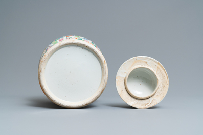 Une paire de vases couverts en porcelaine de Chine famille rose, 19&egrave;me