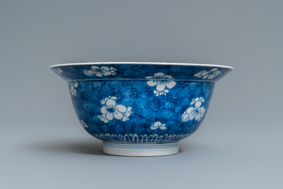 Un bol de type klapmuts en porcelaine de Chine en bleu et blanc, Kangxi