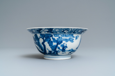 Un bol de type klapmuts en porcelaine de Chine en bleu et blanc, marque et &eacute;poque de Kangxi