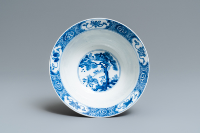 Un bol de type klapmuts en porcelaine de Chine en bleu et blanc, marque et &eacute;poque de Kangxi