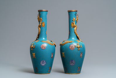 Une paire de vases de forme bouteille en &eacute;maux cloisonn&eacute;s, 19&egrave;me