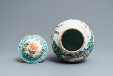 Une paire de vases couverts en porcelaine de Chine famille rose, 19&egrave;me
