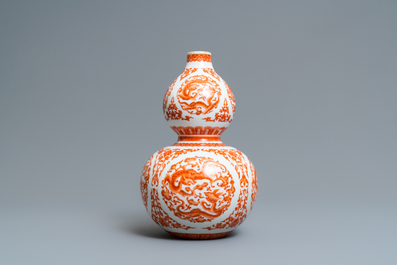 Un vase de forme double gourde en porcelaine de Chine rouge de fer et dor&eacute;, marque de Qianlong, R&eacute;publique