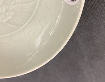 Une coupe en porcelaine de Chine c&eacute;ladon monochrome &agrave; d&eacute;cor incis&eacute;, marque et poss. &eacute;poque de Yongzheng