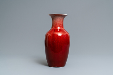 Un vase en porcelaine de Chine monochrome langyao, 19&egrave;me