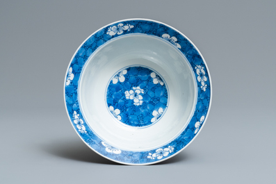 Un bol de type klapmuts en porcelaine de Chine en bleu et blanc, Kangxi