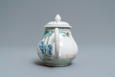 Une th&eacute;i&egrave;re couverte en porcelaine de Chine famille rose, Yongzheng