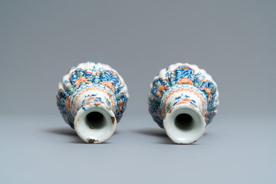 Une paire de vases en fa&iuml;ence de Delft en palette cachemire, 1er quart du 18&egrave;me