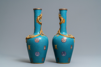 Une paire de vases de forme bouteille en &eacute;maux cloisonn&eacute;s, 19&egrave;me