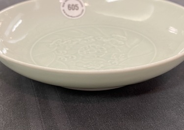 Une coupe en porcelaine de Chine c&eacute;ladon monochrome &agrave; d&eacute;cor incis&eacute;, marque et poss. &eacute;poque de Yongzheng