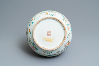 Een fraaie Chinese famille rose 'hu' vaas met onsterfelijken, Qianlong merk, ca. 1900