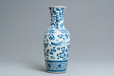 Un vase en porcelaine de Chine en bleu et blanc, 19&egrave;me