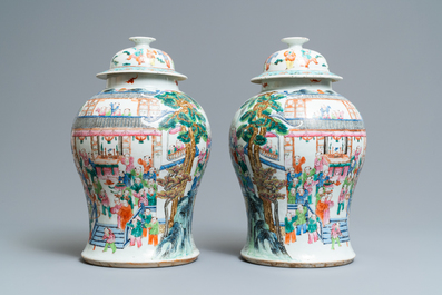 Une paire de vases couverts en porcelaine de Chine famille rose, 19&egrave;me