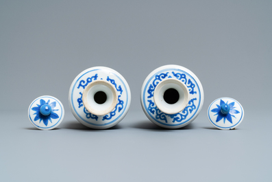 Een paar Chinese blauw-witte dekselvazen, Kangxi