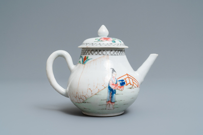 Une th&eacute;i&egrave;re couverte en porcelaine de Chine famille rose, Yongzheng