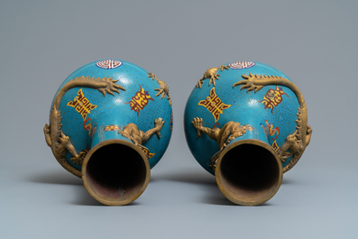 Une paire de vases de forme bouteille en &eacute;maux cloisonn&eacute;s, 19&egrave;me