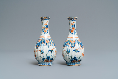 Une paire de vases en fa&iuml;ence de Delft en palette cachemire, 1er quart du 18&egrave;me