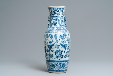 Un vase en porcelaine de Chine en bleu et blanc, 19&egrave;me