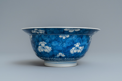 Un bol de type klapmuts en porcelaine de Chine en bleu et blanc, Kangxi