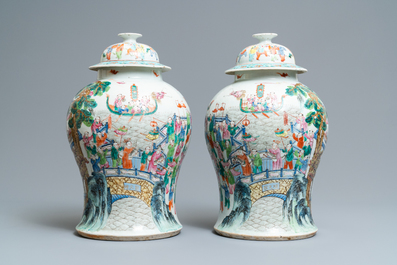 Une paire de vases couverts en porcelaine de Chine famille rose, 19&egrave;me