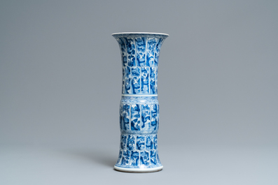 Un vase de forme gu en porcelaine de Chine en bleu et blanc, Kangxi