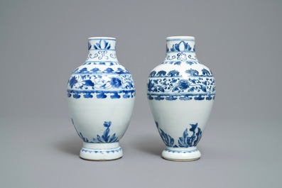 Een paar Chinese blauw-witte kannen, Transitie periode