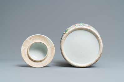 Une paire de vases couverts en porcelaine de Chine famille rose, 19&egrave;me