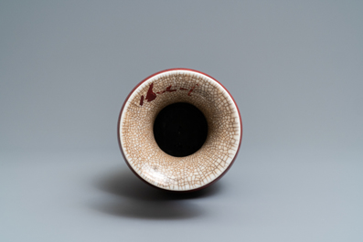 Un vase en porcelaine de Chine monochrome langyao, 19&egrave;me
