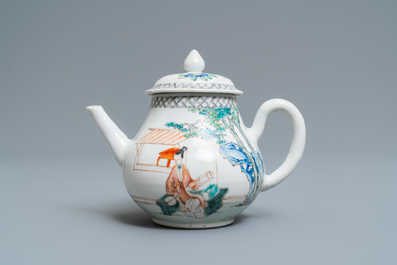 Une th&eacute;i&egrave;re couverte en porcelaine de Chine famille rose, Yongzheng