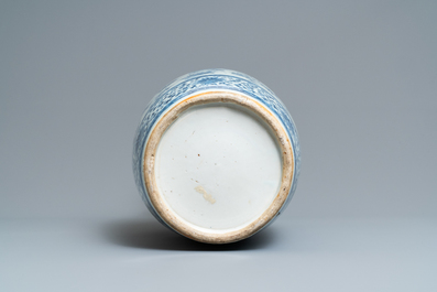 Un vase en porcelaine de Chine en bleu et blanc, 19&egrave;me