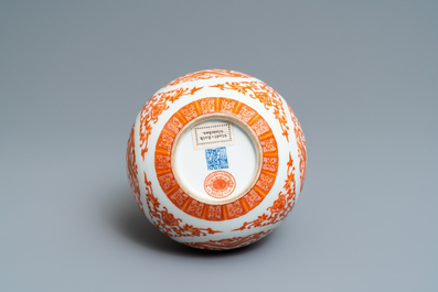 Un vase de forme double gourde en porcelaine de Chine rouge de fer et dor&eacute;, marque de Qianlong, R&eacute;publique