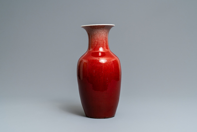Un vase en porcelaine de Chine monochrome langyao, 19&egrave;me