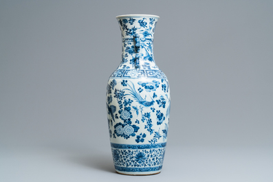 Un vase en porcelaine de Chine en bleu et blanc, 19&egrave;me