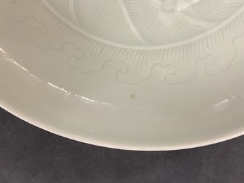 Une coupe en porcelaine de Chine c&eacute;ladon monochrome &agrave; d&eacute;cor incis&eacute;, marque et poss. &eacute;poque de Yongzheng